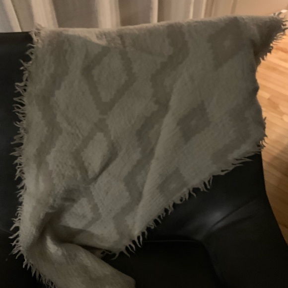 Aritzia scarves. 2 large and 1 triangle shaped smaller one. 100% wool. - Picture 4 of 5